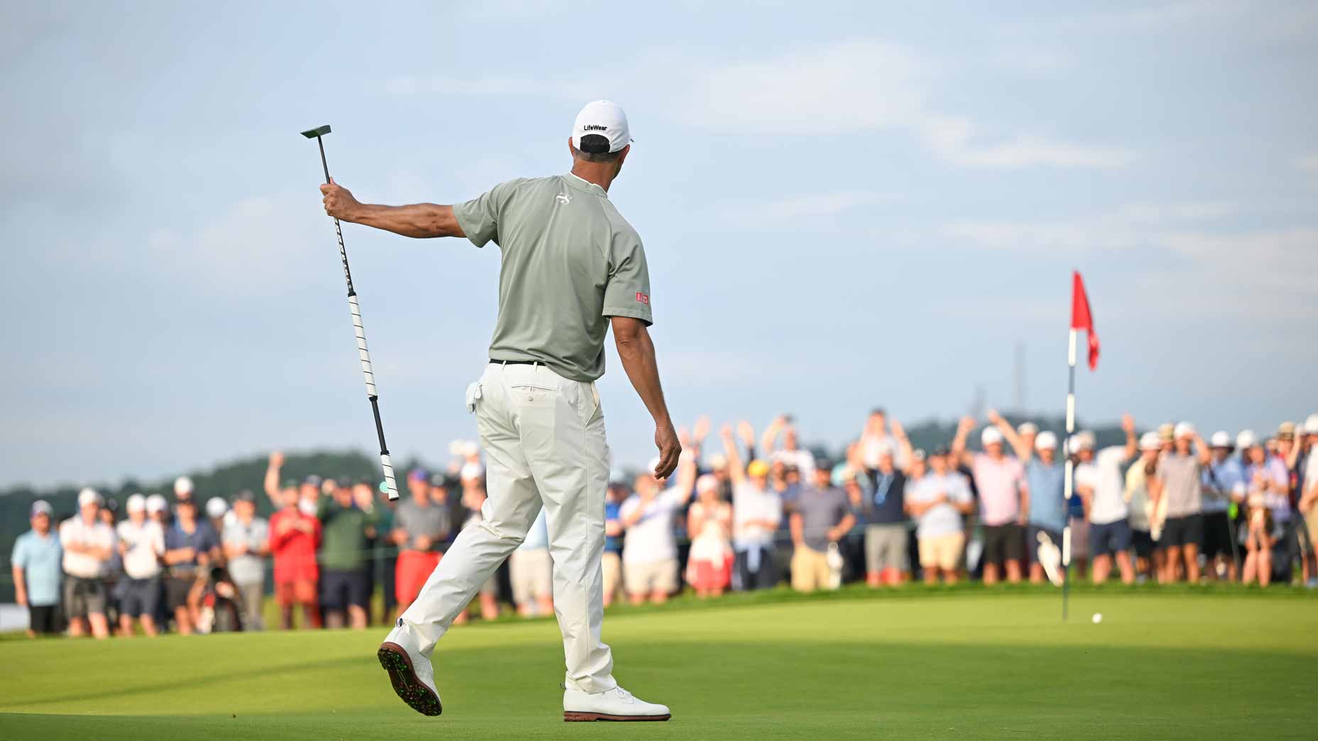 Adam Scott. pictured at Oakmont, enters U.S. Open Sunday one shot back.