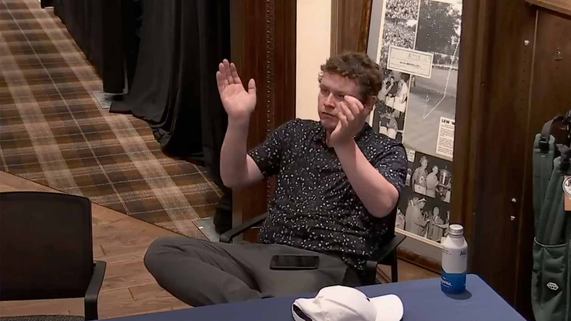 robert macintyre applauds from inside oakmont scoring room at the u.s. open