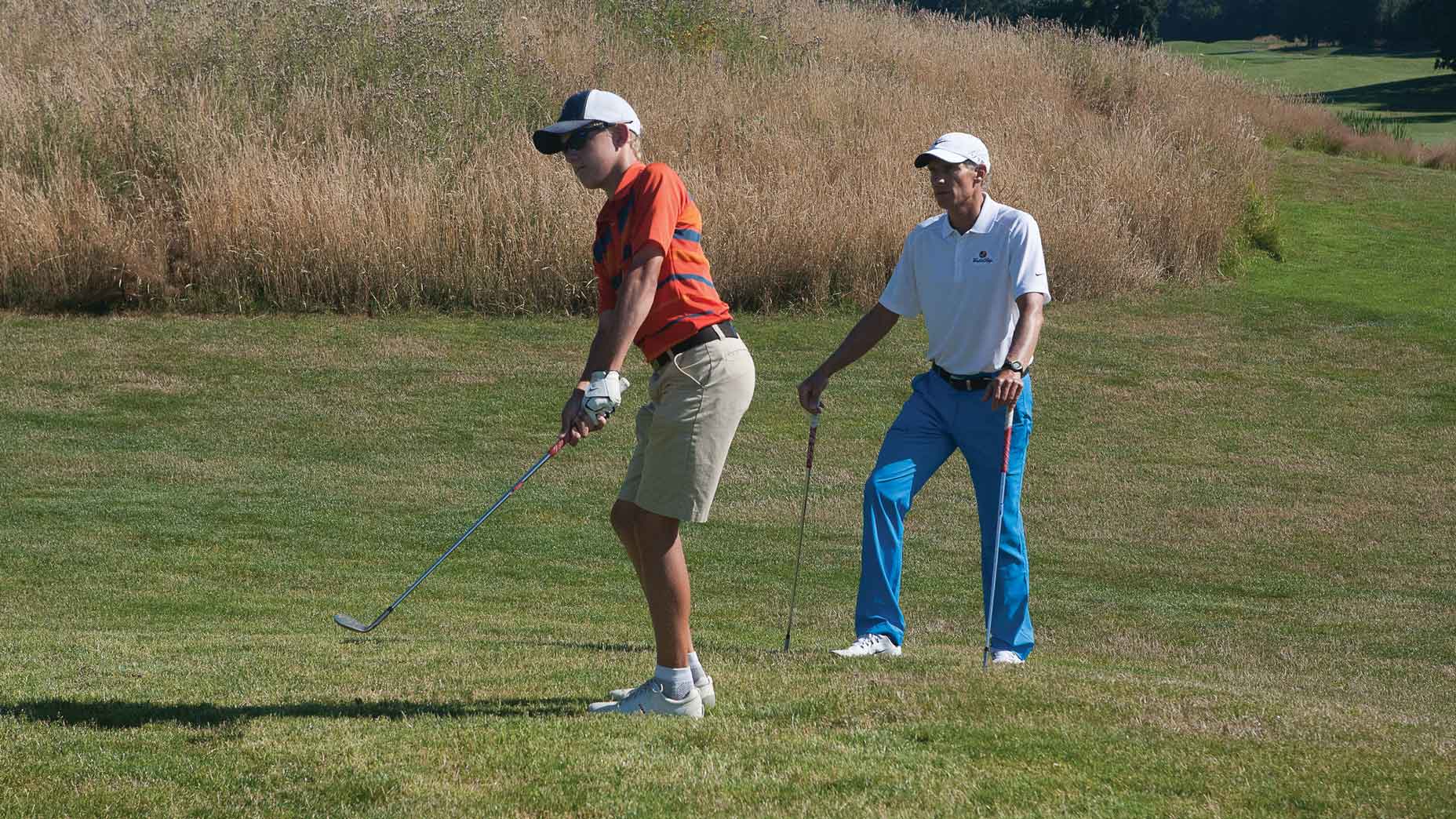 christopher smith teaches junior golfer