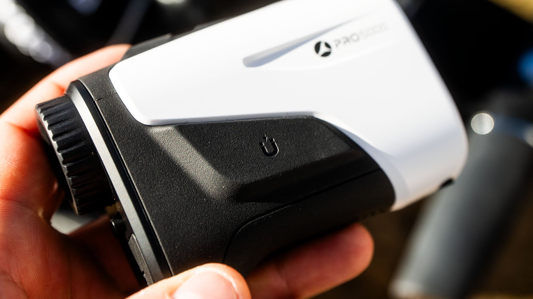 Motocaddy Pro 5000 Rangefinder - Magnet Feature