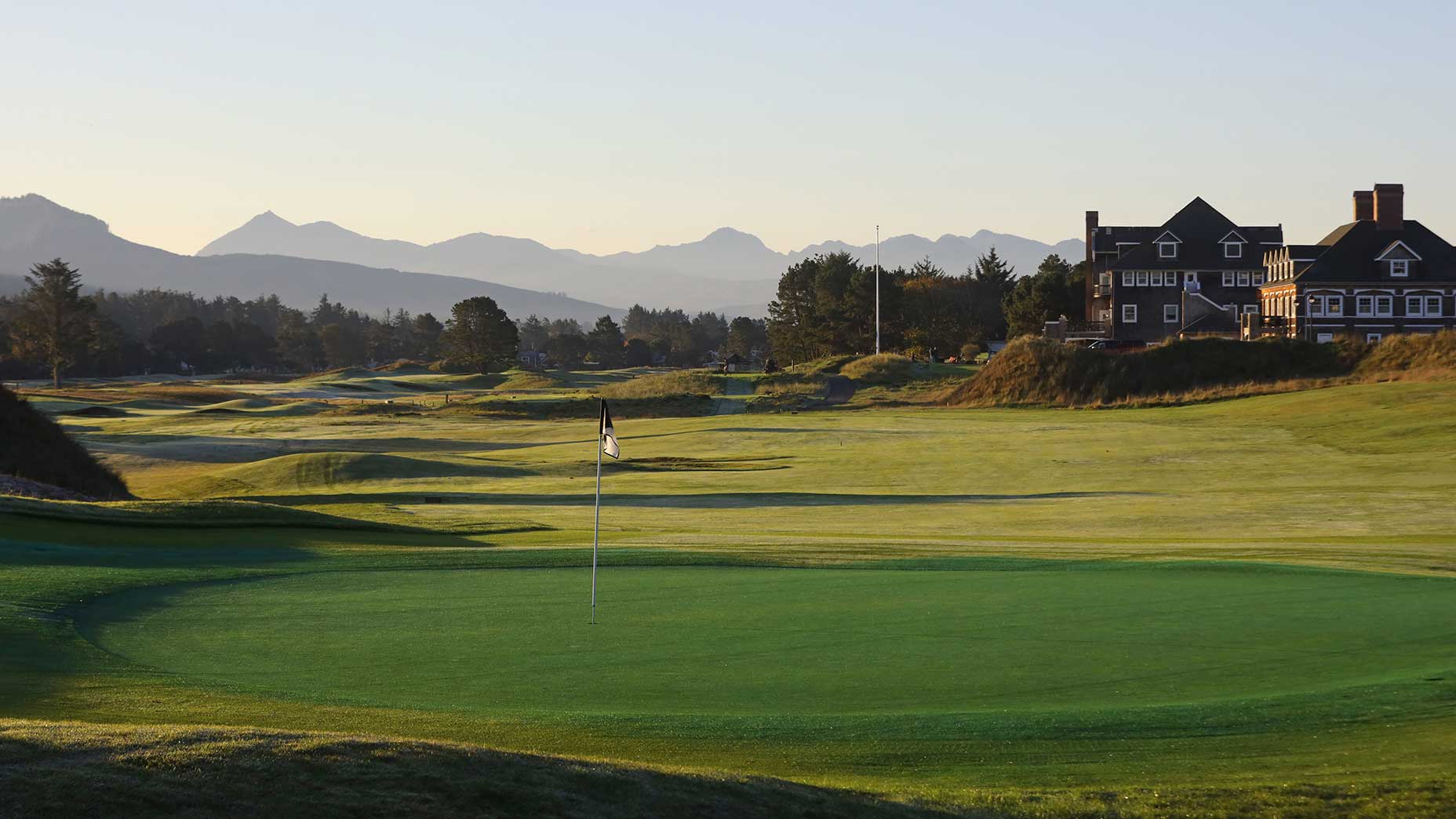 The par-4 1st hole at Gearhart with the hotel in background.