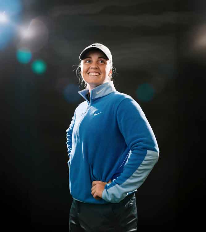 maja stark looks up to the sky